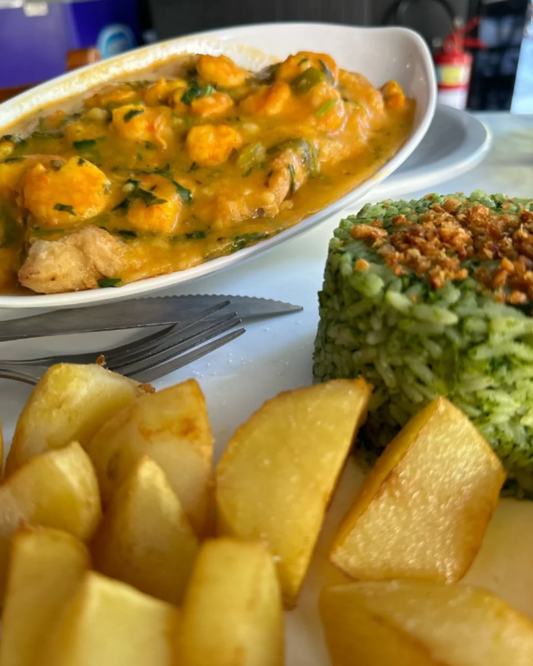 Galeto Dourado na Brasa com arroz de brócolis e batatas