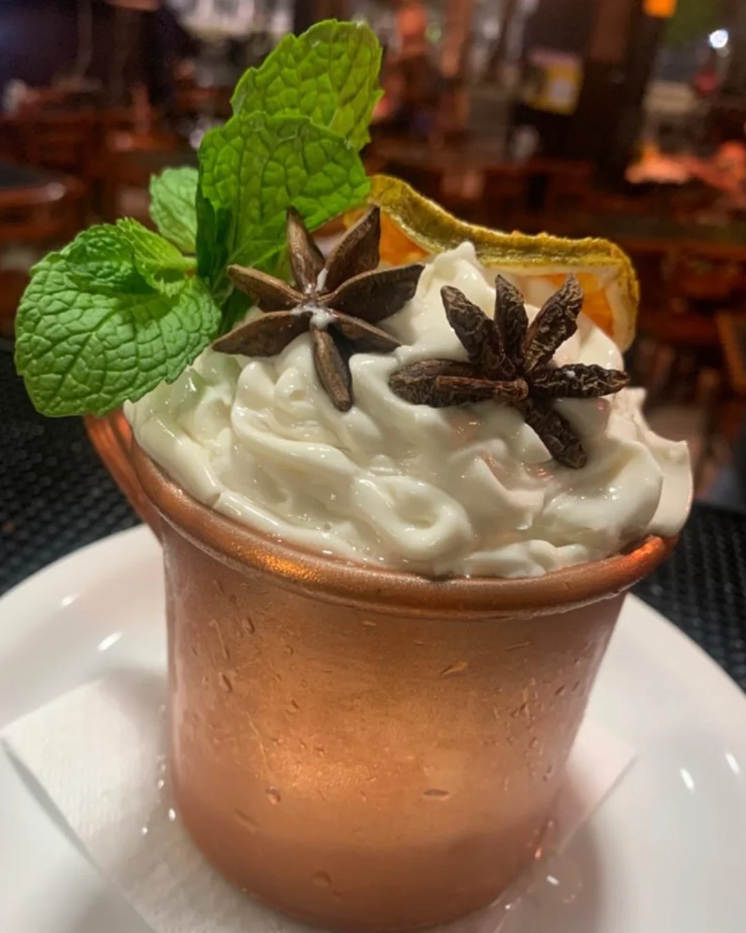 Moscow Mule na caneca de cobre com espuma e hortelã