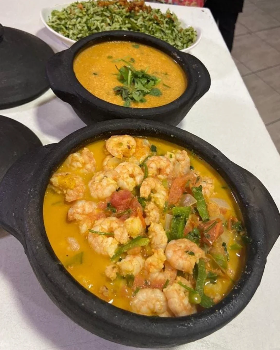 Moqueca de camarão borbulhante na panela de barro