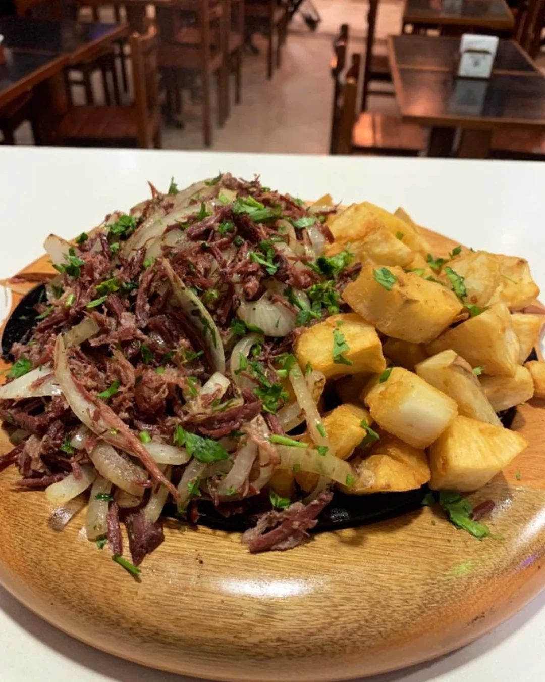 Carne de sol acebolada com aipim e queijo coalho