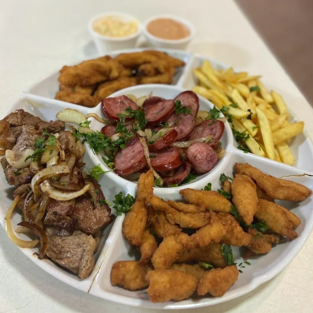 Tábua mista com contra-filé, calabresa, fritas e frango